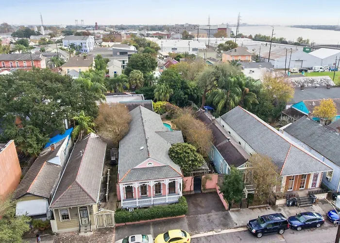 5 Br. Newly Renovated Next To French Qt