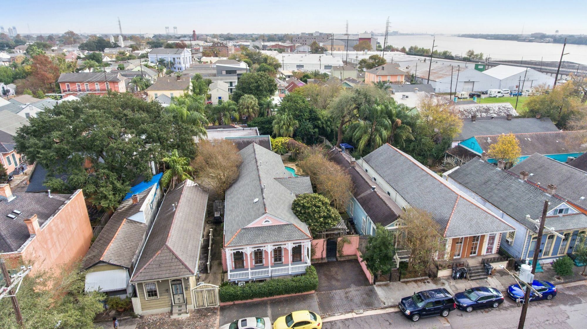 5 Br. Newly Renovated Next To French Qt