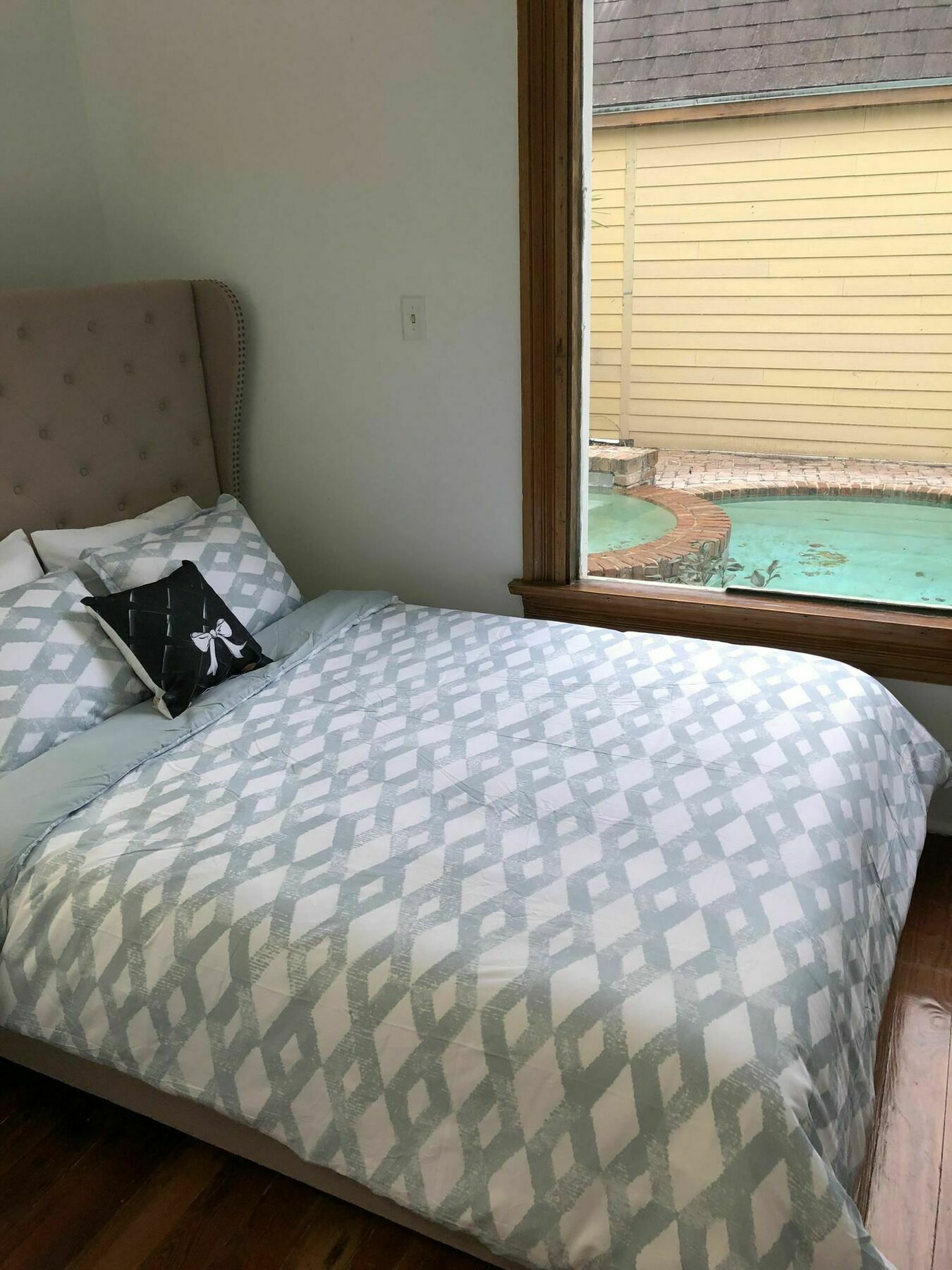 5 Br. Newly Renovated Next To French Qt *