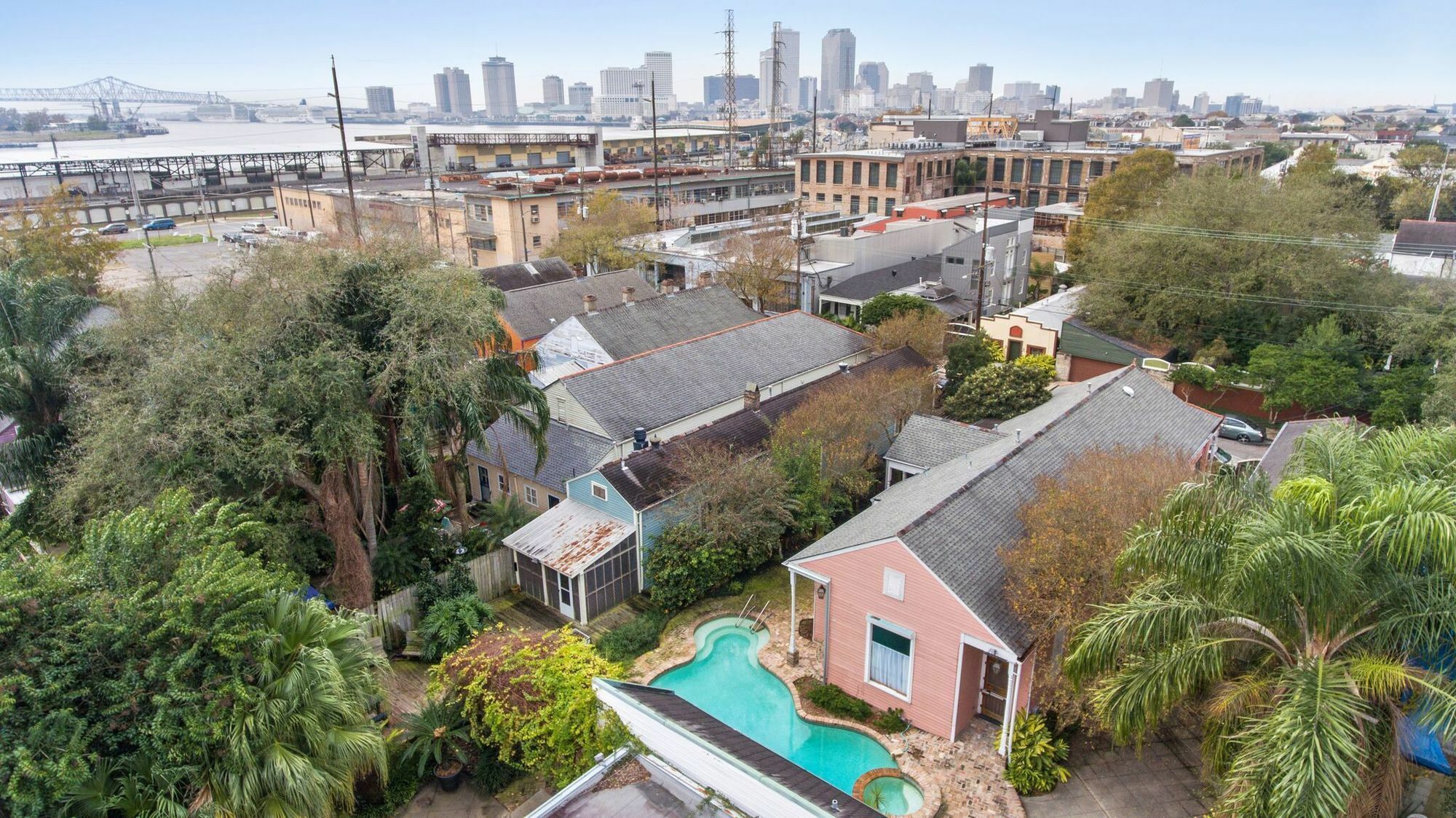 5 Br. Newly Renovated Next To French Qt Apartment *